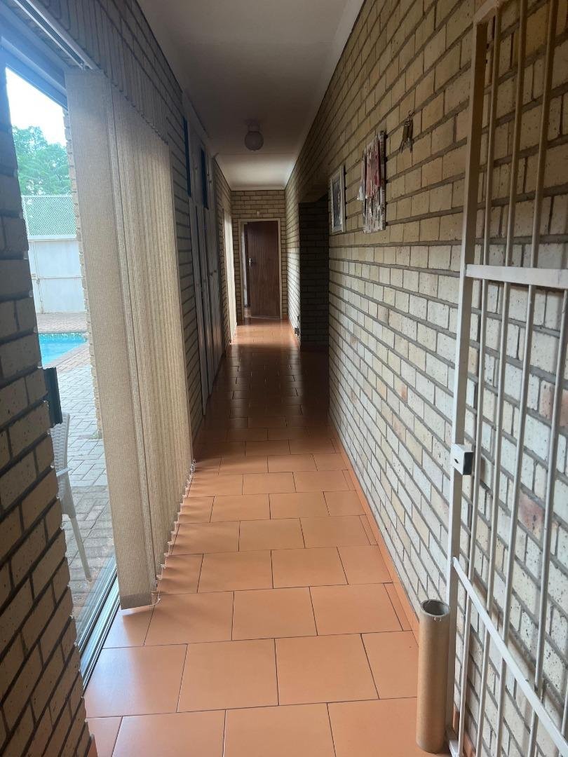 5 Bedroom Property for Sale in Potchefstroom South North West